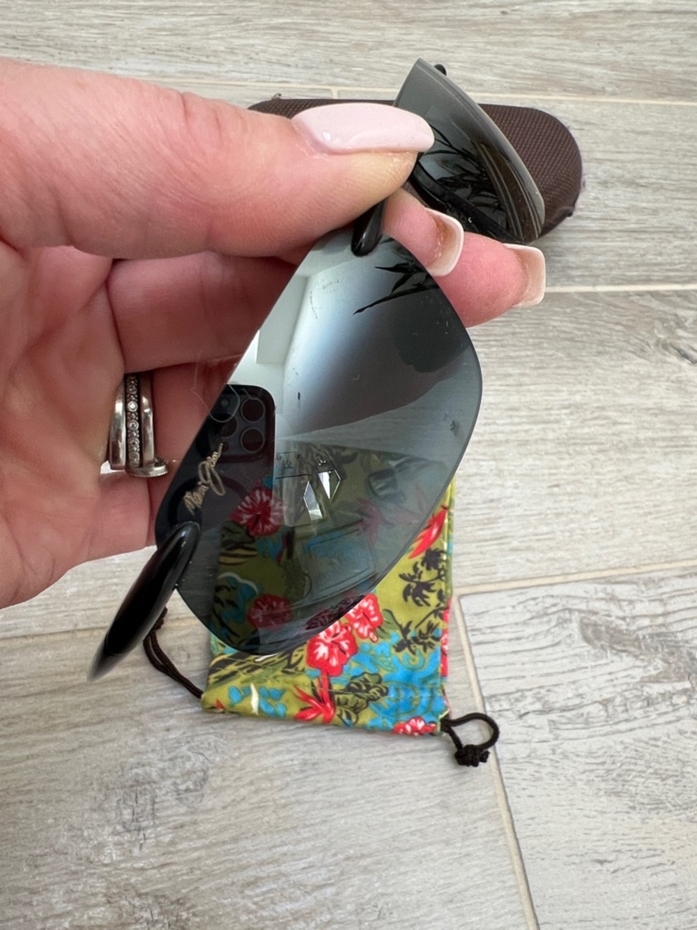 Maui Jim Sport Sunglasses with Brown Hard Case - Picture 2 of 8